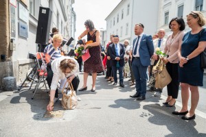 14_Stolpersteine_290618___0028_NiederlegungBlumenSteinePestalozzistr_c_ADanner_kl