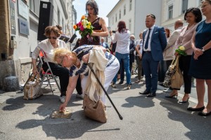 14_Stolpersteine_290618___0030_NiederlegungBlumenSteinePestalozzistr_c_ADanner_kl