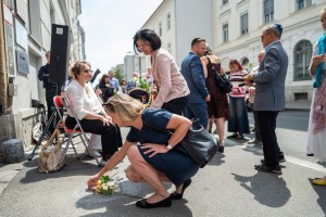 14_Stolpersteine_290618___0032_NiederlegungBlumenSteinePestalozzistr_c_ADanner_kl