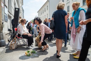 14_Stolpersteine_290618___0033_NiederlegungBlumenSteinePestalozzistr_c_ADanner_kl