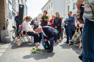 14_Stolpersteine_290618___0034_NiederlegungBlumenSteinePestalozzistr_c_ADanner_kl