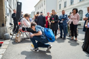 14_Stolpersteine_290618___0035_NiederlegungBlumenSteinePestalozzistr_c_ADanner_kl