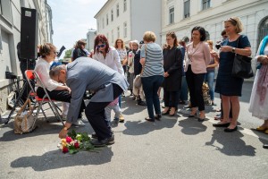 14_Stolpersteine_290618___0040_NiederlegungBlumenSteinePestalozzistr_c_ADanner_kl