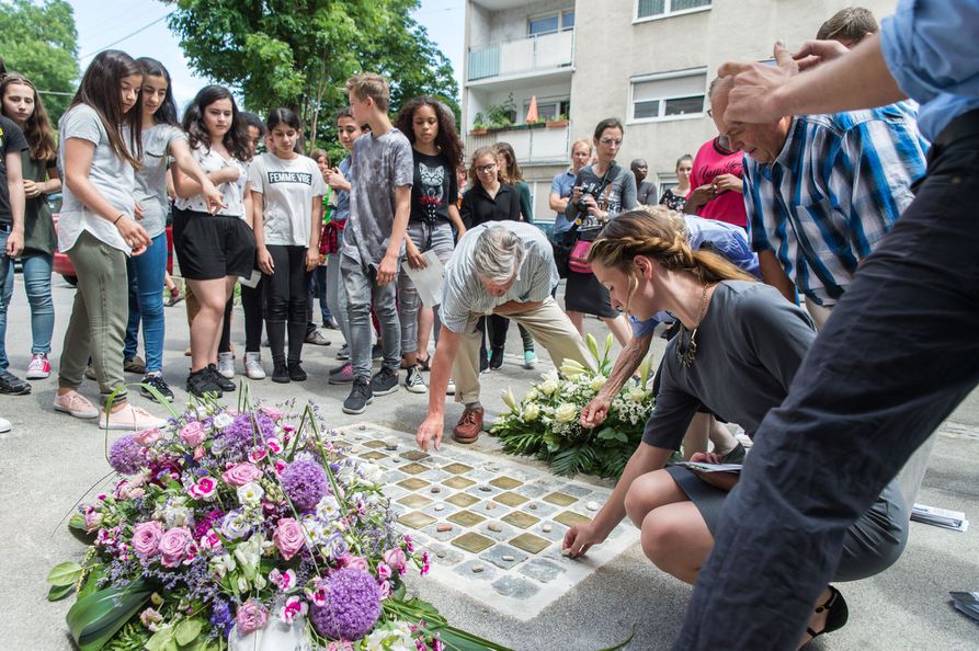 16_Stolpersteine_17Juni_Oeverseegymnasium_ADanner_Steinchenniederlegung