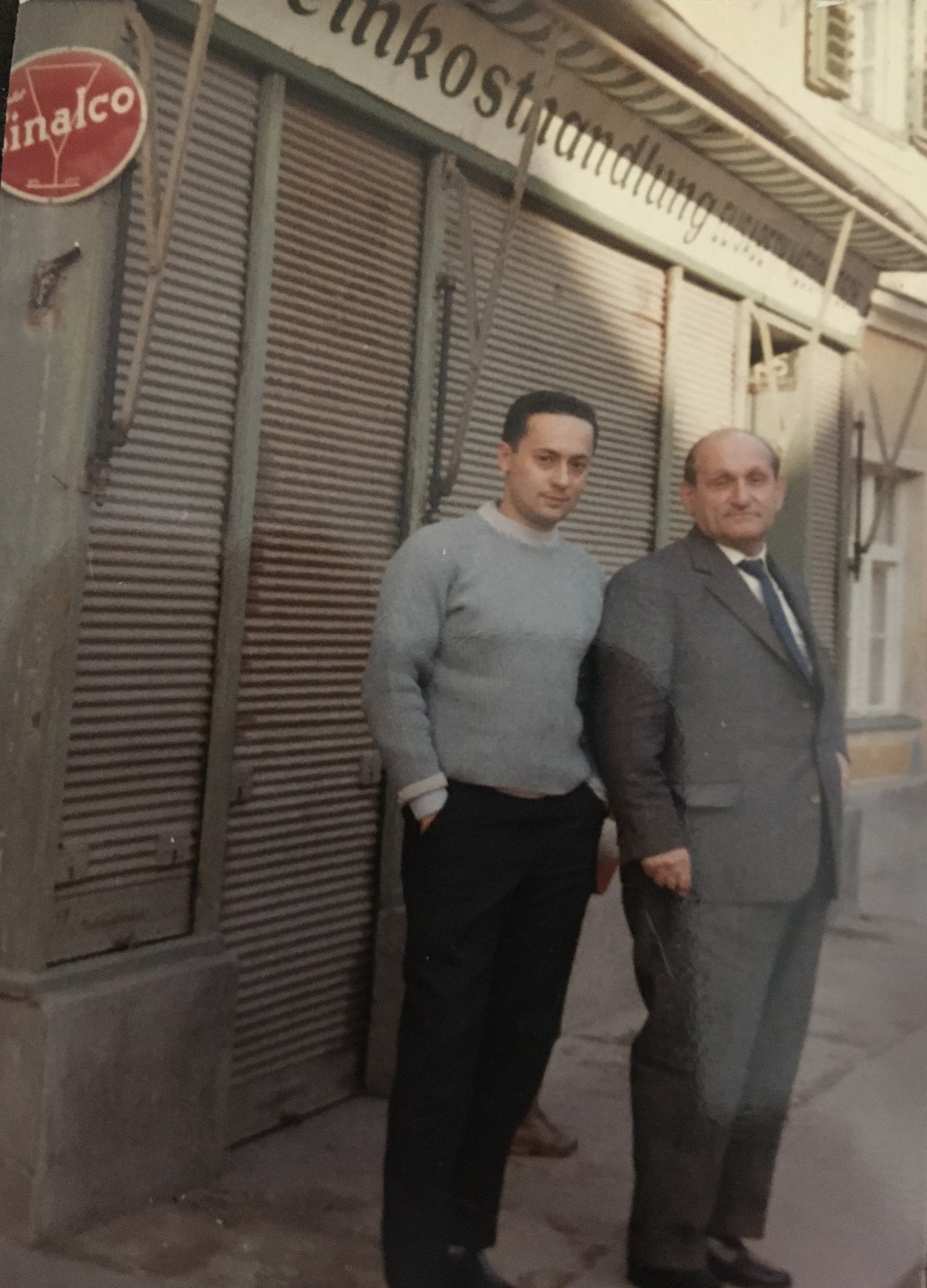 Berthold Salz und Albert Weinbert 1963 vor der ehemaligen Gemischtwarenhandlung der Famlie Weinberger