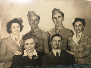 Familie Benedikt in den USA (ca. 1940er Jahre, Familienarchiv)