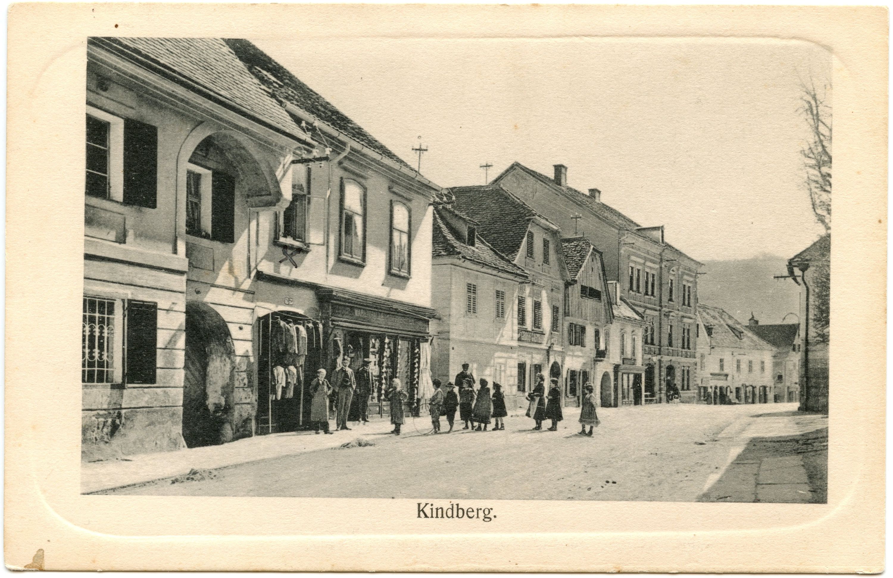 Das Haus Hauptstraße 15 war 1905/06 der erste Standort von Samuel Sensels „Warenhalle zum Arbeiter“ in Kindberg. Diese Ansichtskarte mit kleiner Menschenansammlung vor dem Geschäft verlegte er selbst.