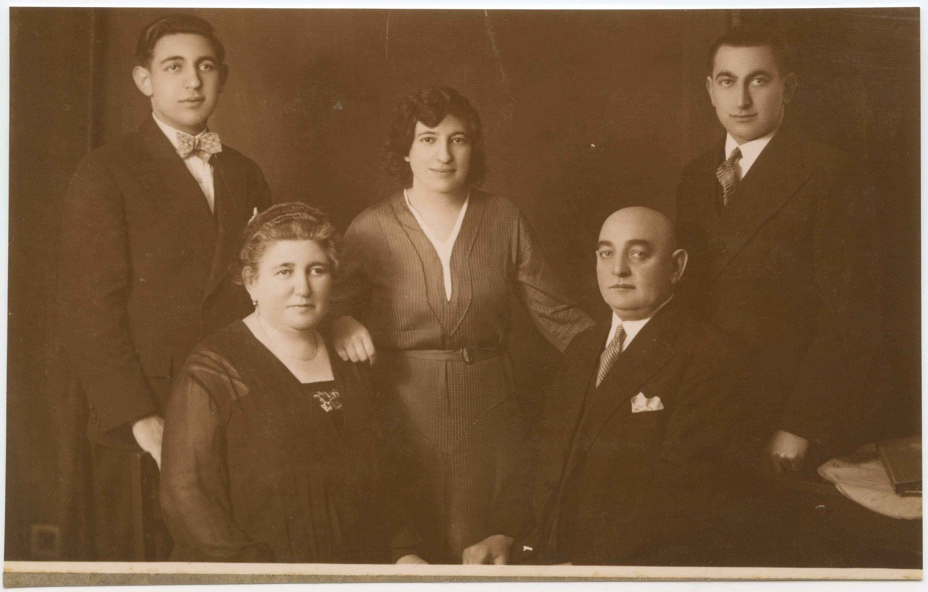 Katharina und Samuel Sensel mit ihren Kindern Oskar (links), Paula und Erwin, 1937.