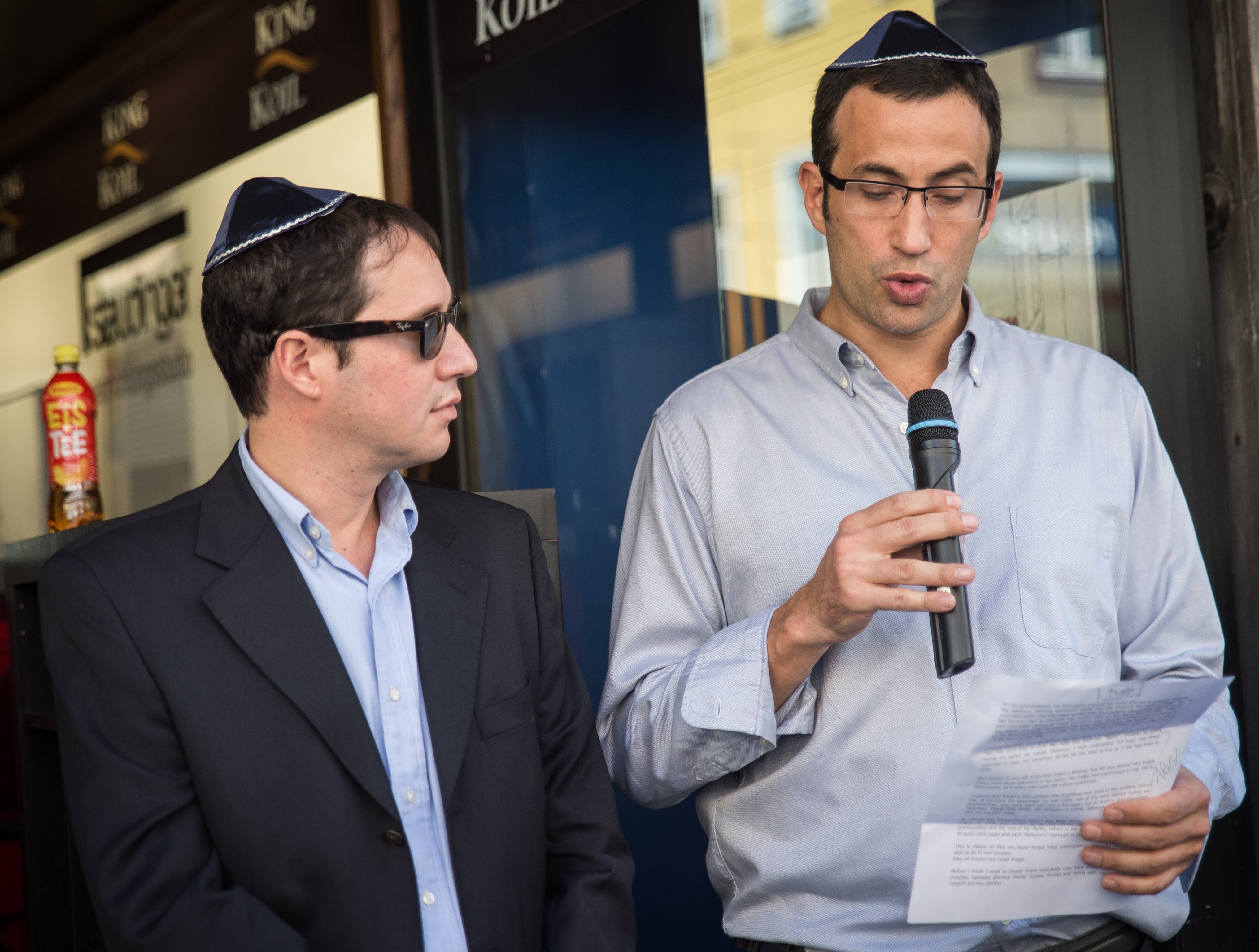 Die Enkel Ariel Scharfstein und Sergio Schlesinger bei der Stolpersteinverlegung im Juni 2016