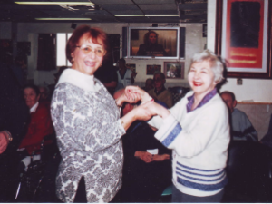 Erika Silber (rechts) mit Sylvia Schamei in Israel (Familienarchiv)