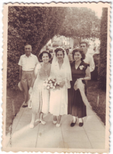 Erika bei ihrer Hochzeit, links Samuel und Grete Silber, rechts ihre Schwester Trude (Familienarchiv)