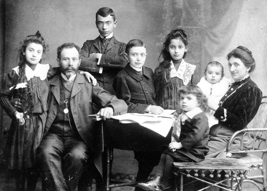 Familie Kandel um 1908. Nathan stehend mit Brille. Foto: Familie Kandel