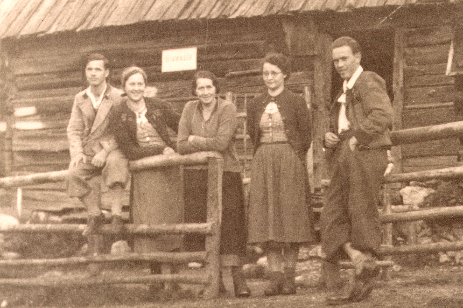 Rudolf Hart (rechts) mit Freunden