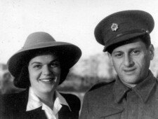 Hans Lang und seine Frau Gertrude (Trude) Brandweiner am Tag ihrer Hochzeit (11. April 1943) in Tel Aviv