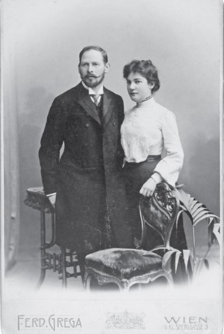 Hochzeitsbild von Carl und Betty Jahoda, Wien 1902 Marie Jahoda. Lebensgeschichtliche Protokolle der arbeitenden Klassen 1850 – 1930. Dissertation 1932. Mit einem Porträt über die Autorin von Christian Fleck, Innsbruck-Wien-Bozen 2017, S. 257