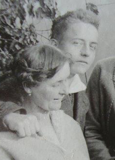 Martin Tornquist (17 Jahre) mit seiner Mutter, Archiv Familie Tornquist 