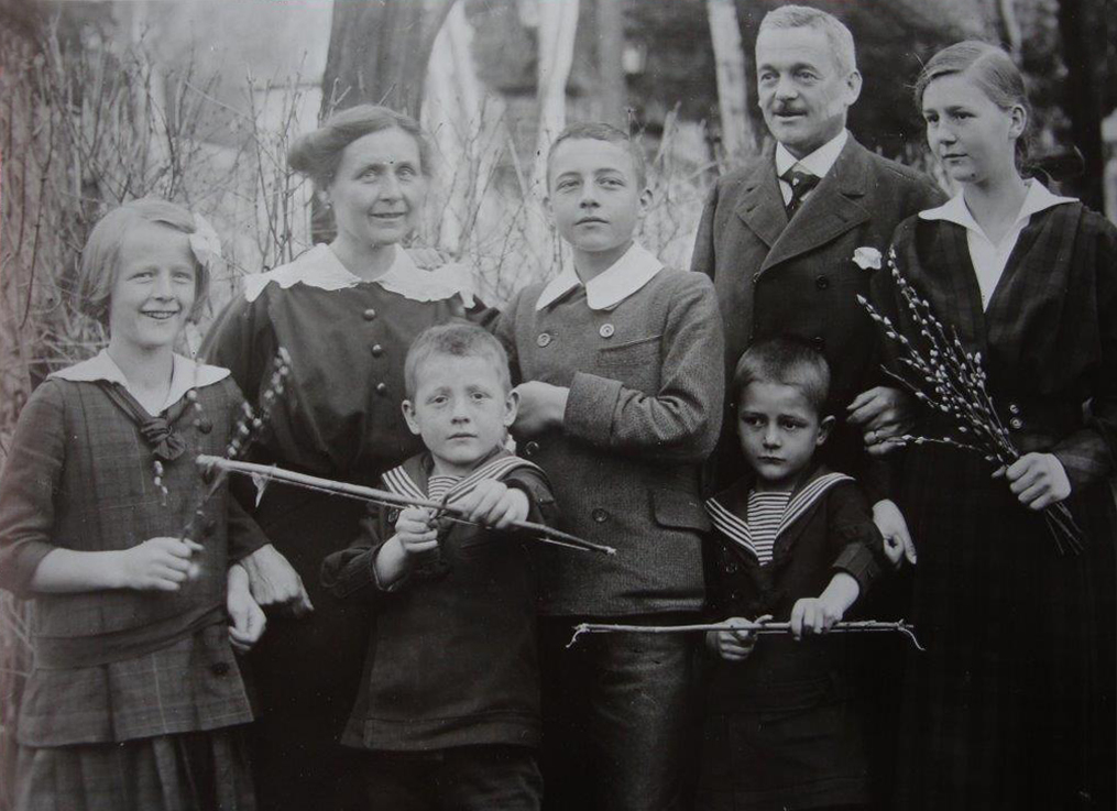 Martin ist der älteste Bub zwischen Mutter und Vater Foto: 1914, Graz, Archiv Familie Tornquist 