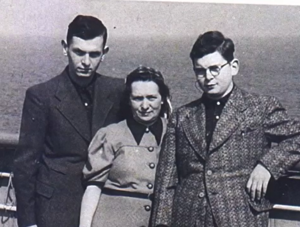 Mutter Rejla Feiga und Melanies Brüder Otmar und Samuel bei der Überfahrt nach England im August 1939 Foto: Otmar Silberstein