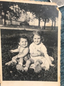 Ruth (rechts) und ihre Schwester Sylvia Schkolnik 1938 (Familienarchiv)