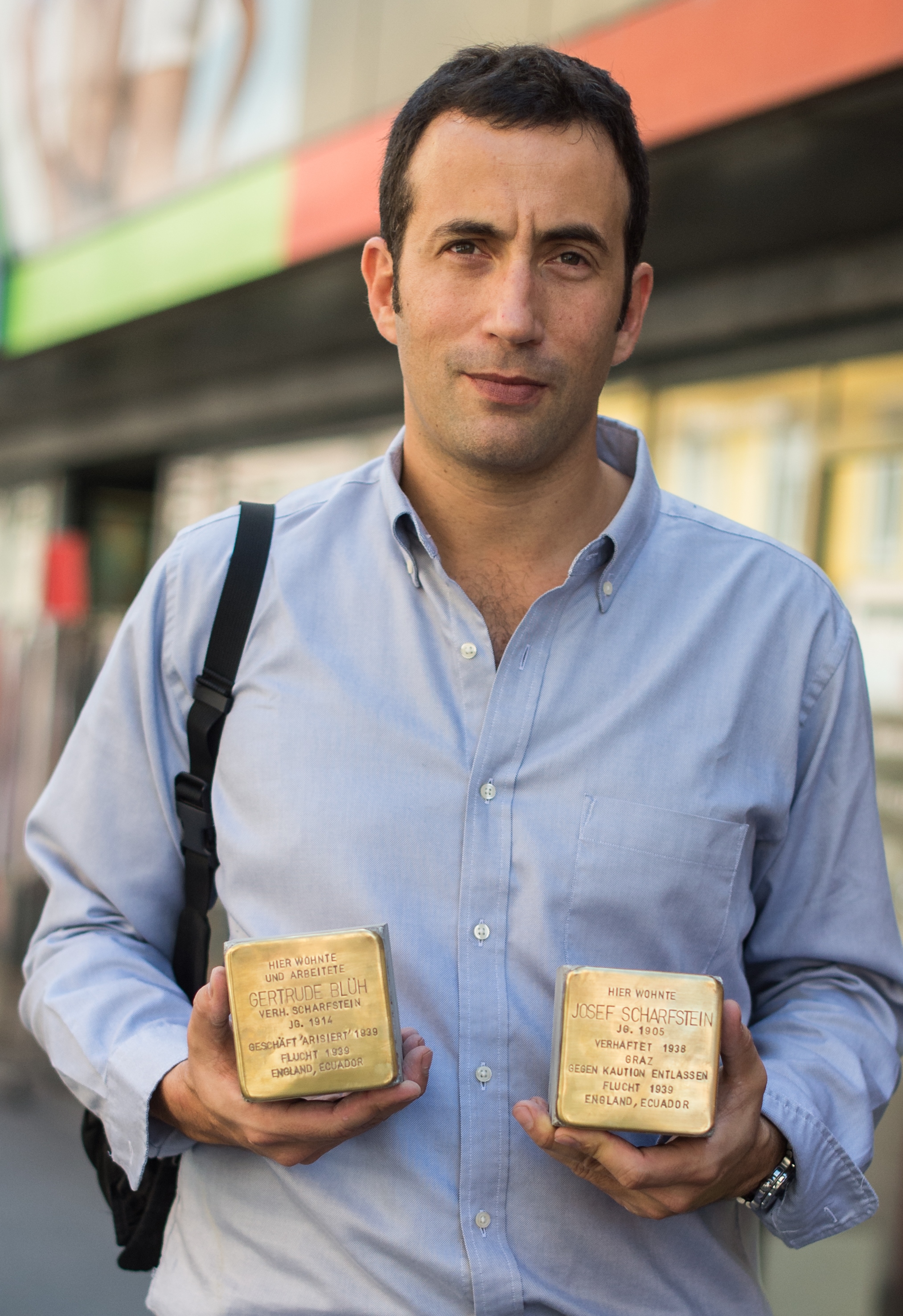 Enkel Sergio Schlesinger mit den Stolpersteinen seiner Großeltern Gertrude und Josef Scharfstein Foto: Alexander Danner