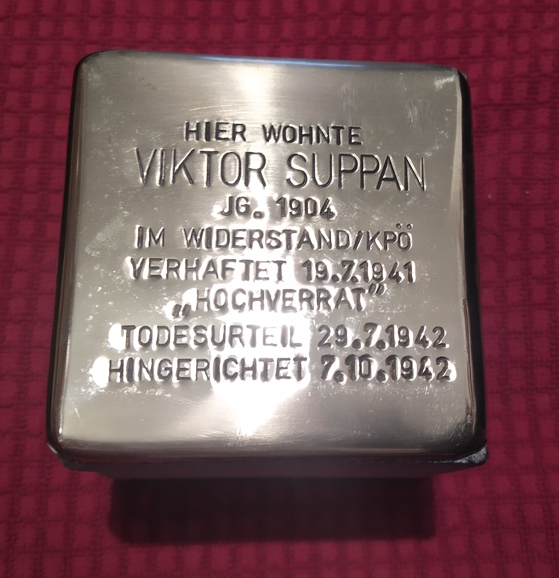 Stolperstein für Viktor Suppan vor der Verlegung. Foto: Daniela Grabe