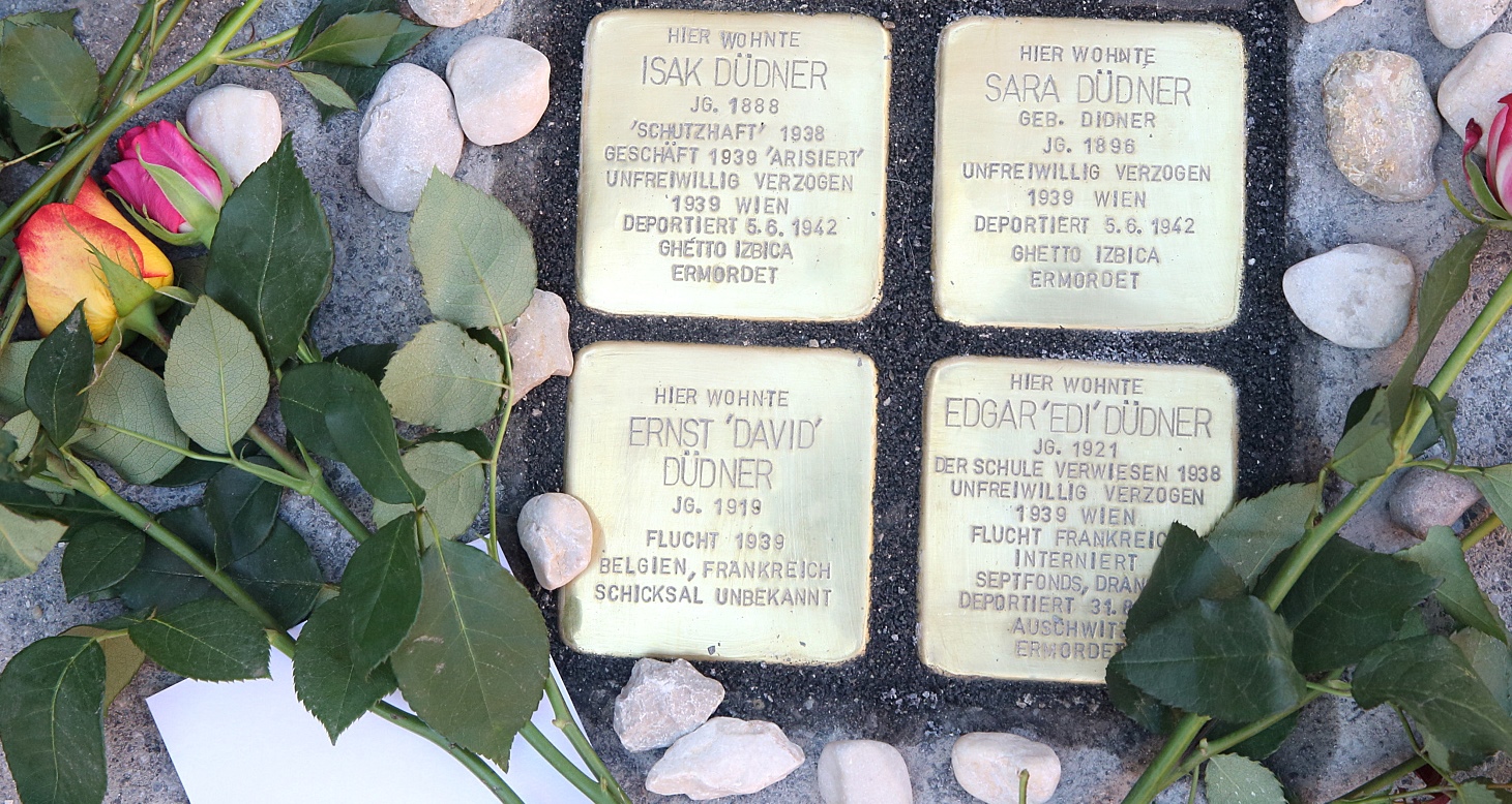 Stolpersteine für die Familie Düdner, verlegt am 16. August 2016  Foto: J.J. Kucek