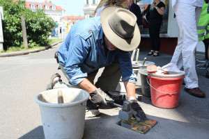 Gunter Demning bei der Verlegung von Stolpersteinen (für die Fam. Salzmann) am 17. Juli 2015, Foto: JJKucek 