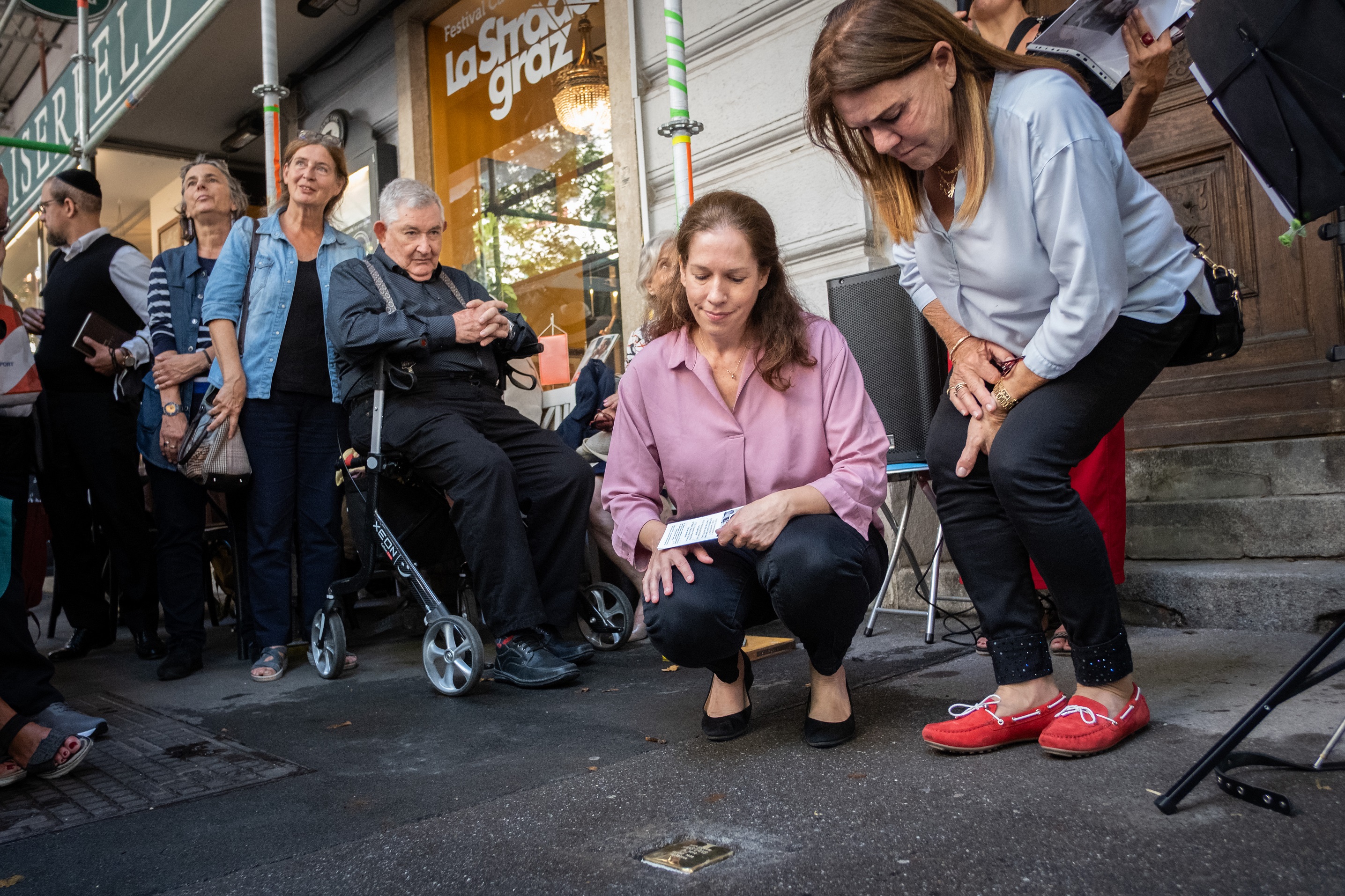 Sharon Geva (Enkelin von Hans Kang) und Miri Iny (Tochtrer von Hans Lang) bei der Verlegung des Stolpersteins für Hans LKang am 7-.9.2022 in der Kaiserfeldgasse 21, Foto: Alexander Danner