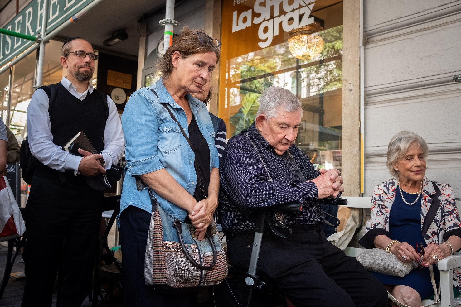 Landesrabbiner Mag. Schlomo Hofmeister, Bürgermeisterin Elke Kahr und Ami und Hanna Spectorman (Stieftochter von Hans Lang) bei der Verlegung des Stolpersteins in der Kaiserfeldgasse 21 am 7.9. 2022, Foto: Alexander Danner