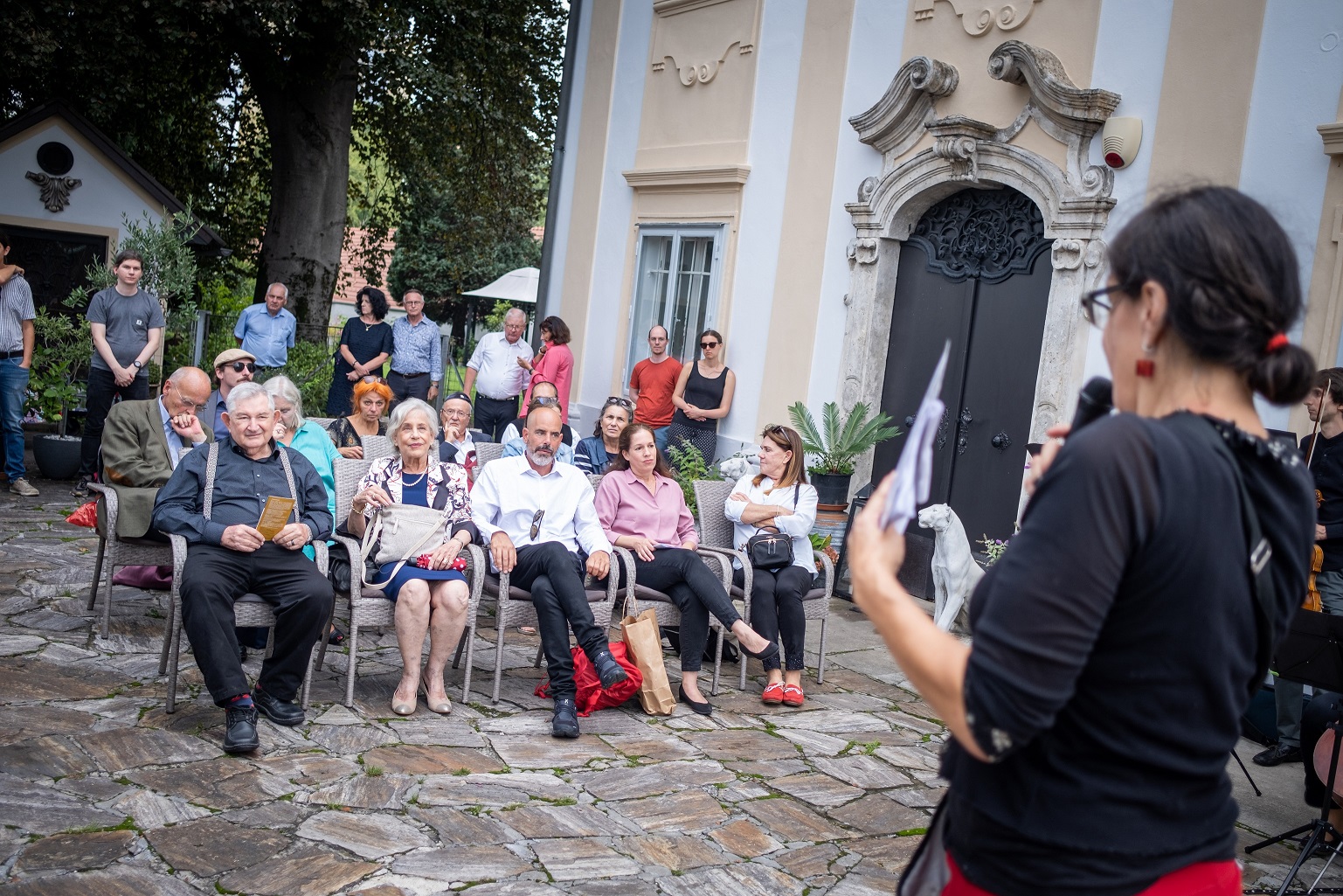 Verlegung der Stolpersteine für Charlotte und David Stern, Trude, Else und Fritz Lang im ehem. "Falkenhof", Lazarettgürtel 77 am 7.9. 2022 im Beisein der Familie Lang und der heutigen Hauseigentümer/innen der Fam. Gaberszik