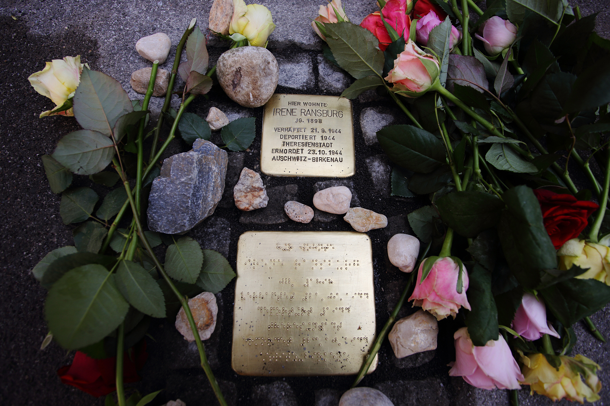 Stolpersteine Irene Ransburg Der untere in Brailleschrift Foto: J.J. Kucek