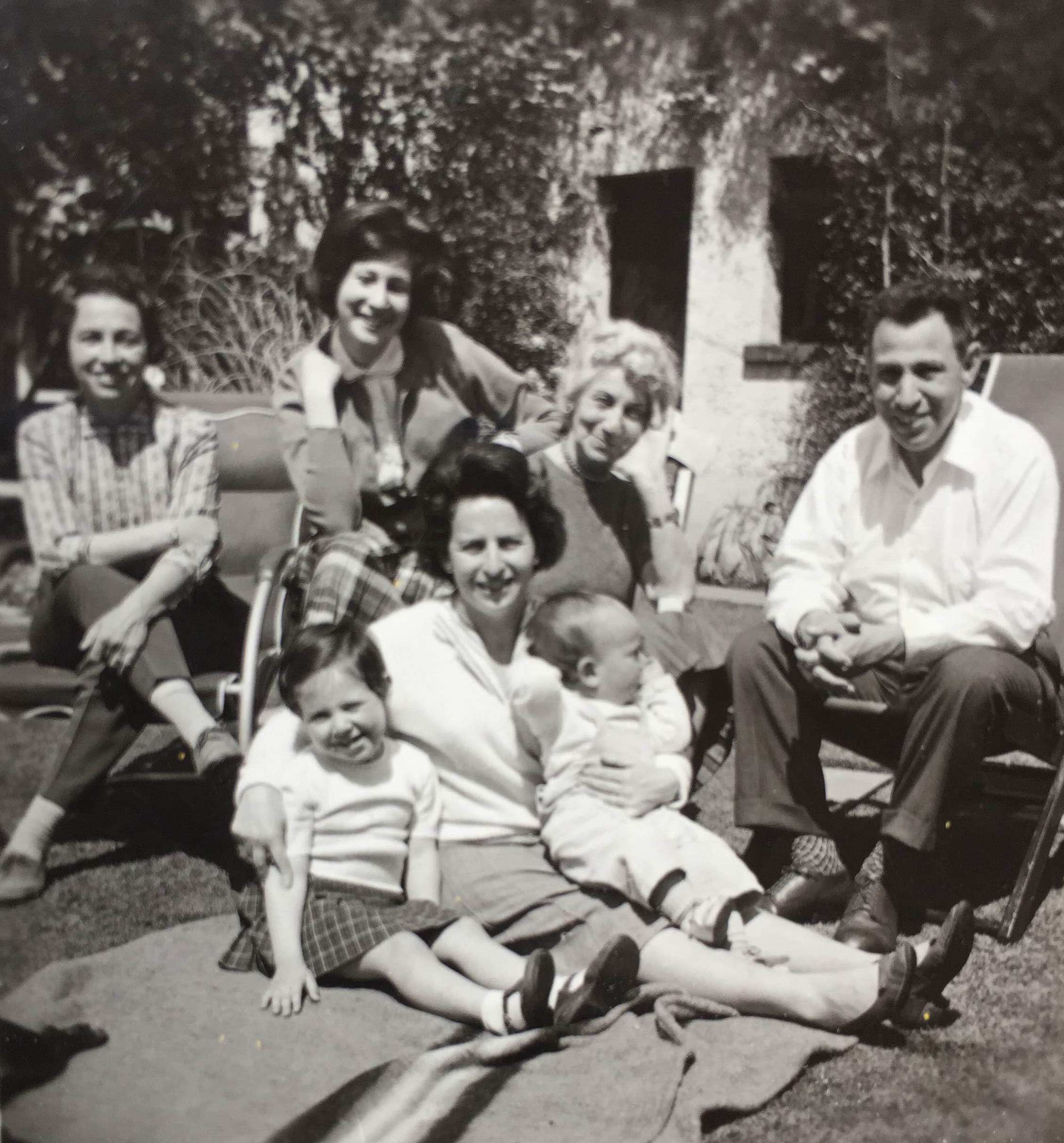 Familie Blüh ca. 1960 Von links nach rechts: Gertrude und Tochter Daniela Scharfstein, Olga und Hans. Sitzend davor: Inge Blueh-Weglein mit Sonia und Roberto (c) Roberto Blueh