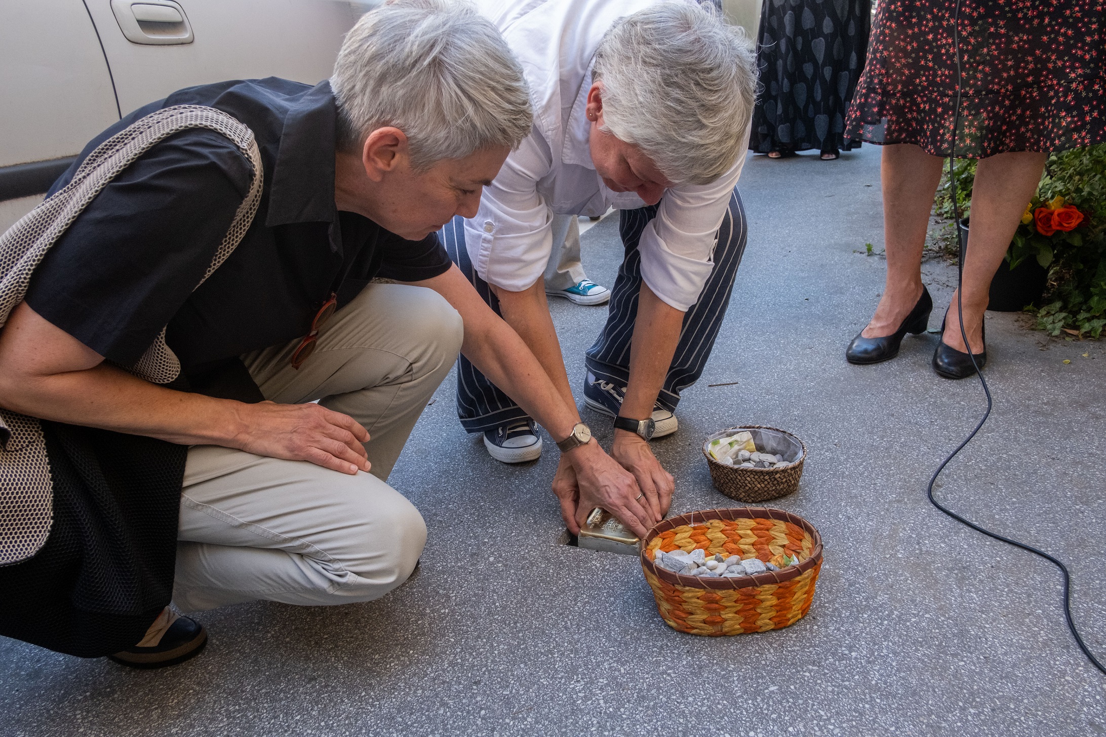 Verlegung des Stolpersteins für Nathan Kandel am 14.8.2023 im Beisein seiner Enkelinnen. Foto: Alexander Danner