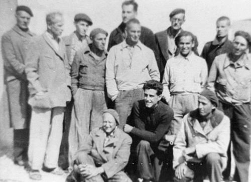 Französisches Internierungslager Walter Kohn (unten links) mit anderen Spanienkämpfern aus Österreich. Foto: Dokumentationsarchiv des österreichischen Widerstandes (DÖW), Spanienarchiv