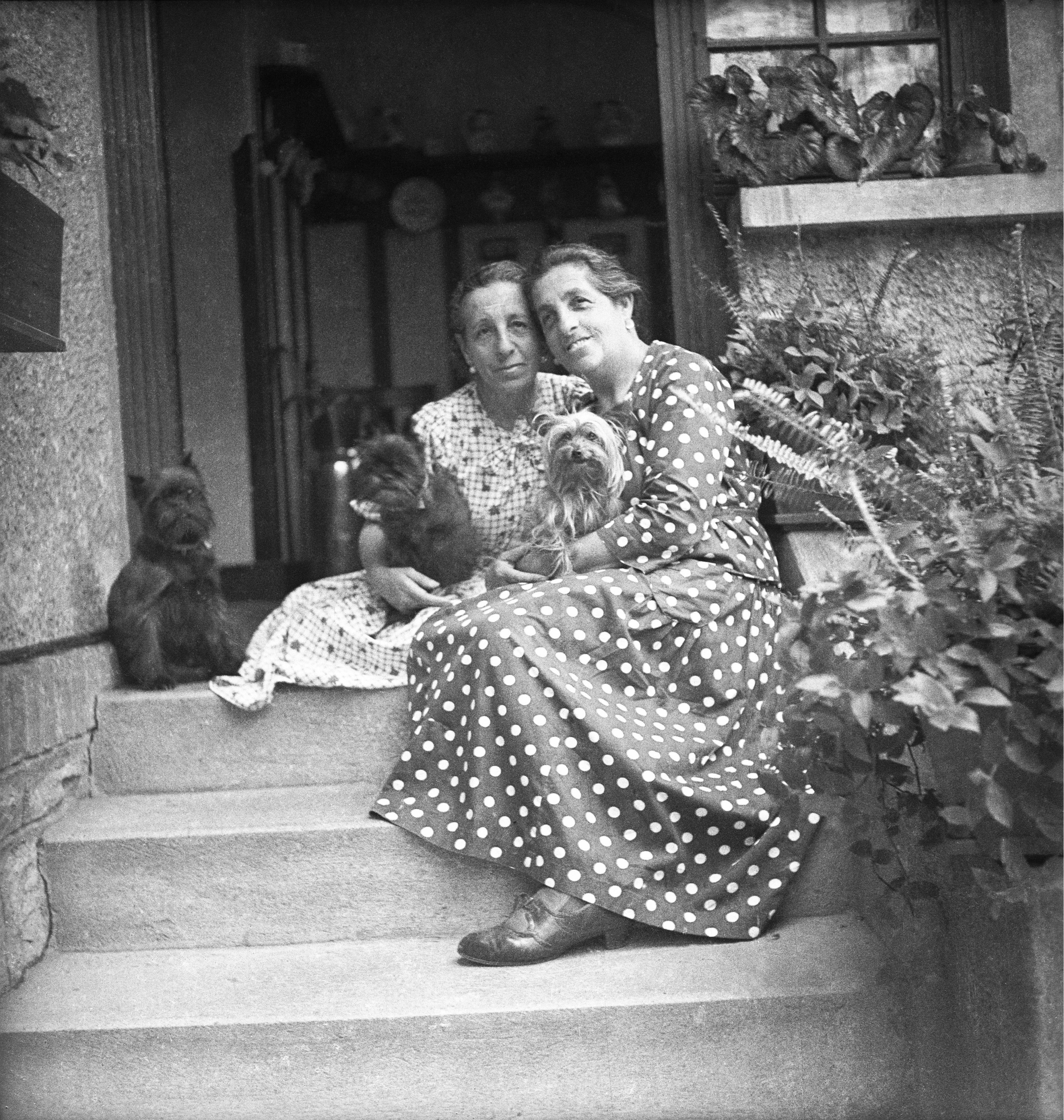 Dora und Anna Kallmus vor ihrem Haus in Frohnleiten, vor 1937 Photoarchiv Setzer-Tschiedel / Imagno