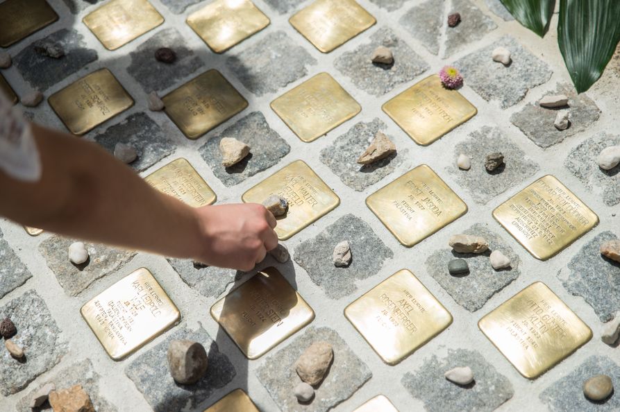 Stolpersteine Oeverseeschule (Foto: Alexander Danner)