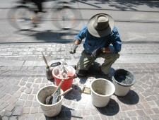 Stolpersteine Graz, Gunther Demnig bei der Verlegung des Stolpersteins für Hildegard Burger (Foto: Alexander Baldele)