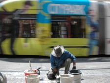 Stolpersteine Graz, Gunther Demnig bei der Verlegung des Stolpersteins für Hildegard Burger (Foto: Alexander Baldele)