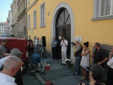 Stolpersteine Graz, Gunther Demnig bei der Verlegung des Stolpersteins für Odilie Borges (Foto: Alexander Baldele)