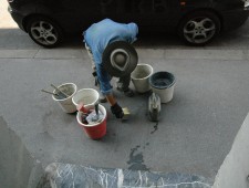 Stolpersteine Graz, Gunther Demnig bei der Verlegung des Stolpersteins für Karl Drews (Foto: Alexander Baldele)