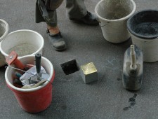 Stolpersteine Graz, Gunther Demnig bei der Verlegung des Stolpersteins für Karl Drews (Foto: Alexander Baldele)