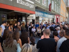 Verlegung der Stolpersteine für Familie Blüh in der Annenstraße 31 am 17. Juni 2016 
Mit dem Mikro: Alfreds Sohn Roberto Blueh 
Fotos Alexander Danner