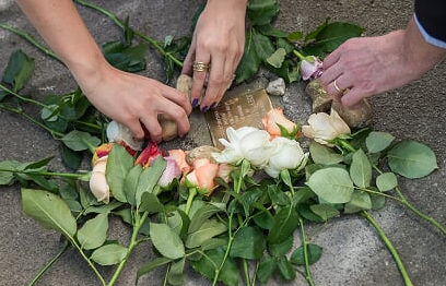 JosefScharfstein_Stolperstein_embraced_by_family_flowers_fiends_and_stones_copyright_ADanner_Ausschnitt