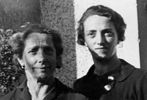 Hildegard Burger mit ihrer Mutter Maria Fleischhacker, Foto: DÖW