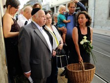 Leo Dortort (links) bei der Verlegung der Steine für die Familie Dortort (Foto: Egon Lauppert)