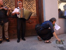 Verlegung der Stolpersteine für die Familie Düdner in der Griesgasse 26 am 16. August 2016 
Foto: J.J. Kucek