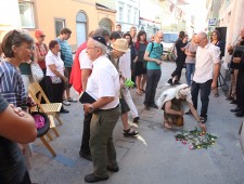 Verlegung der Stolpersteine für die Familie Düdner in der Griesgasse 26 am 16. August 2016 
Foto: J.J. Kucek