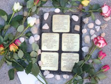 Verlegung der Stolpersteine für die Familie Düdner in der Griesgasse 26 am 16. August 2016 
Foto: J.J. Kucek