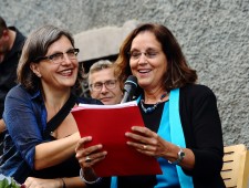 Stolpersteine für Alois Blühweis und Tochter Helma -  
Verlegung am 16. August 2016 mit Enkeltochter Susan Goldmark 
Foto: J.J. Kucek