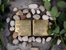 Stolpersteine für Alois Blühweis und Tochter Helma 
Verlegung am 16. August 2016 mit Enkeltochter Susan Goldmark 
Foto: J.J. Kucek